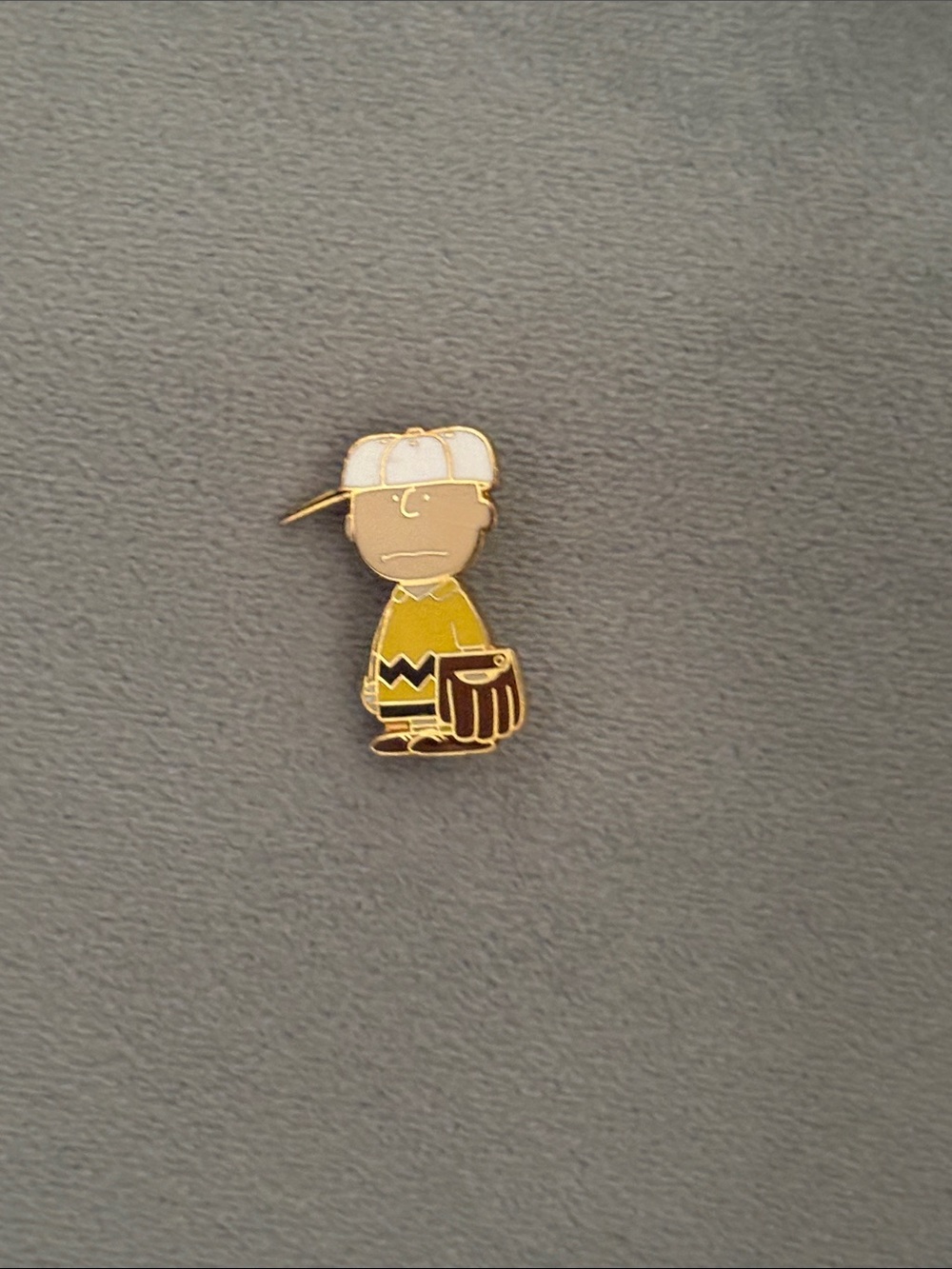 Charlie Brown baseball Enamel Pin - Yellow & Brown